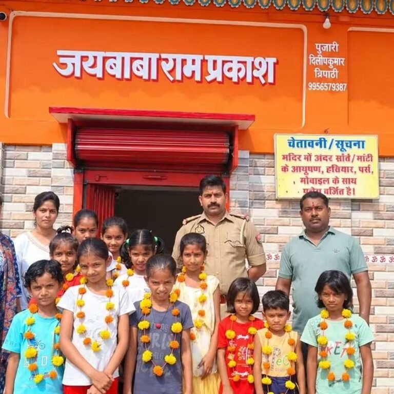 बाबा रामप्रकाश मंदिर में अयोध्या के फूलों से हुआ श्रृंगार:शयन आरती में उमड़ी श्रद्धालुओं की भीड़, मंदिर परिसर भक्तिमय हुआ