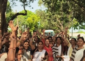 आशा बहुओं ने 13 सूत्रीय मांगों पर सौंपा ज्ञापन:बस्ती में मांगें पूरी न होने पर 23 अक्टूबर को लखनऊ में धरना आशा बहुओं ने 13 सूत्रीय मांगों पर सौंपा ज्ञापन:बस्ती में मांगें पूरी न होने पर 23 अक्टूबर को लखनऊ में धरना