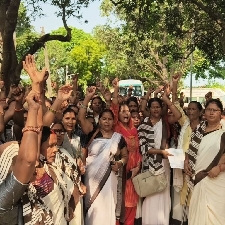 आशा बहुओं ने 13 सूत्रीय मांगों पर सौंपा ज्ञापन:बस्ती में मांगें पूरी न होने पर 23 अक्टूबर को लखनऊ में धरना
