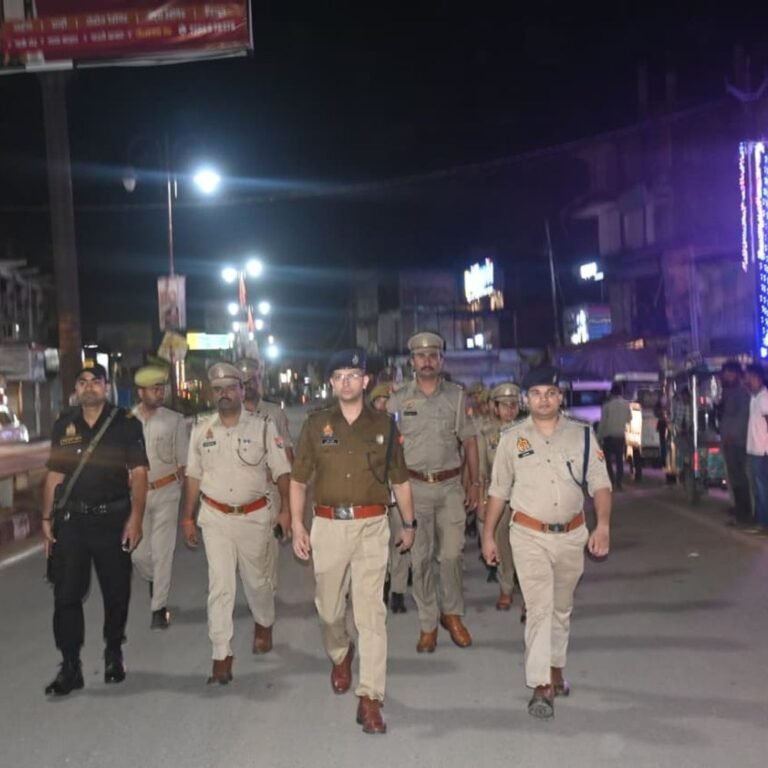एसपी ने सक्सेना चौराहे से हनुमानगढ़ी तक पैदल गश्त की:महराजगंज में यातायात नियम तोड़ने पर सैकड़ों वाहनों पर कार्रवाई