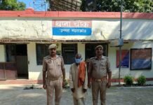 चौक पुलिस ने 10 साल से फरार वारंटी गिरफ्तार:महाराजगंज में घर से हुई गिरफ्तारी, कोर्ट ने जारी किया था वारंट चौक पुलिस ने 10 साल से फरार वारंटी गिरफ्तार:महाराजगंज में घर से हुई गिरफ्तारी, कोर्ट ने जारी किया था वारंट