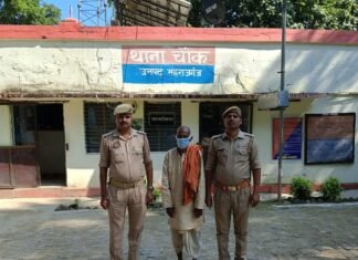 चौक पुलिस ने 10 साल से फरार वारंटी गिरफ्तार:महाराजगंज में घर से हुई गिरफ्तारी, कोर्ट ने जारी किया था वारंट चौक पुलिस ने 10 साल से फरार वारंटी गिरफ्तार:महाराजगंज में घर से हुई गिरफ्तारी, कोर्ट ने जारी किया था वारंट