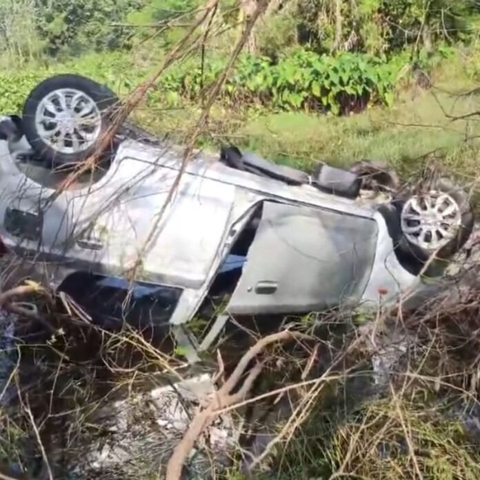 b975eb91-b523-44a3-a11e-906cf1b007ec_1791707677718.jpg बहराइच में कार नाले में गिरी, दो युवक घायल:नौताला मार्ग पर तेज रफ्तार कार अनियंत्रित होकर सुतिया नाले में जा गिरी, पुलिस ने अस्पताल पहुंचाया