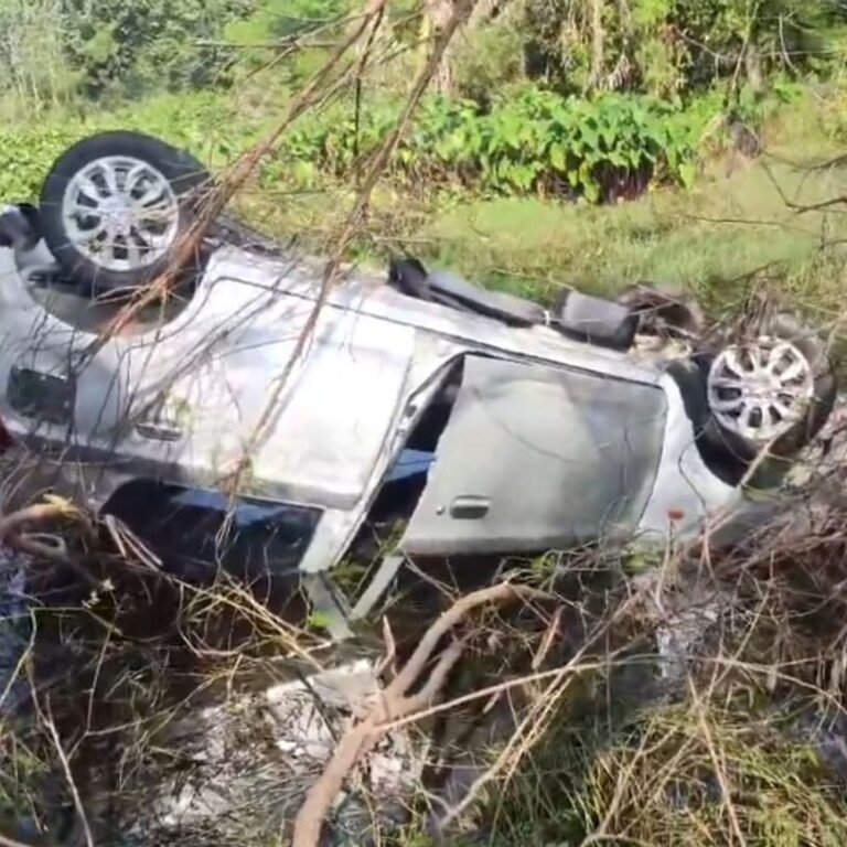बहराइच में कार नाले में गिरी, दो युवक घायल:नौताला मार्ग पर तेज रफ्तार कार अनियंत्रित होकर सुतिया नाले में जा गिरी, पुलिस ने अस्पताल पहुंचाया