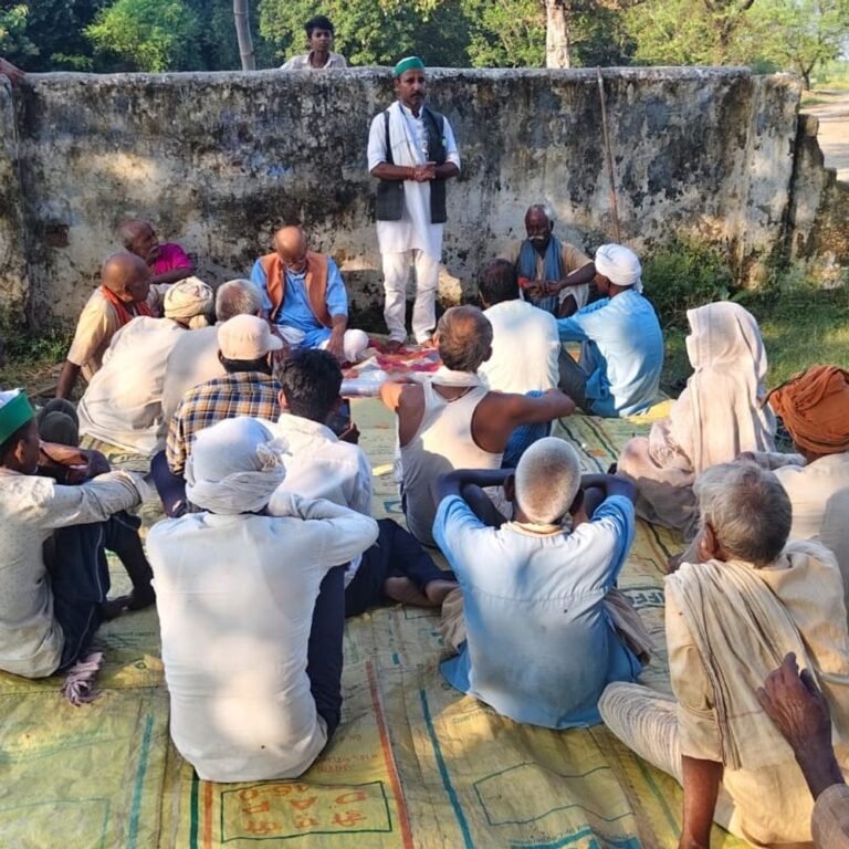 श्रावस्ती के मध्यनगरा में भाकियू की किसान चौपाल:दो दर्जन से ज्यादा किसानों ने ली सदस्यता, फसल नुकसान पर चर्चा