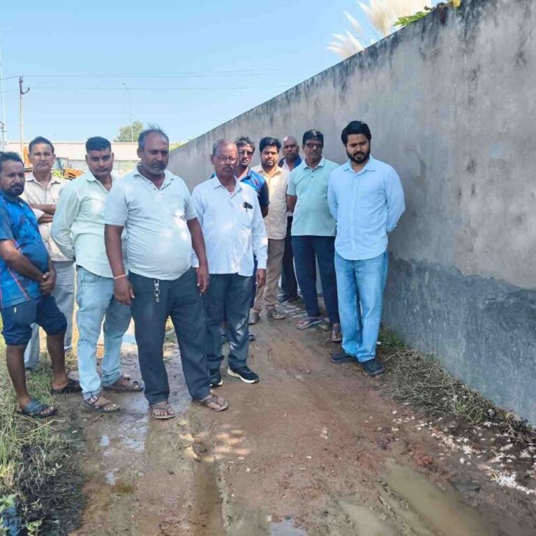 फरेंदा में जलभराव पर डीएम ने लिया संज्ञान:बच्चों की अपील पर जेसीबी से कराई गई वैकल्पिक जल निकासी की व्यवस्था