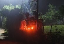 टीचर कॉलोनी में 250 केबीए ट्रांसफार्मर में लगी आग:वार्ड 11, 12 और 15 की बिजली सप्लाई ठप, 2000 आबादी प्रभावित