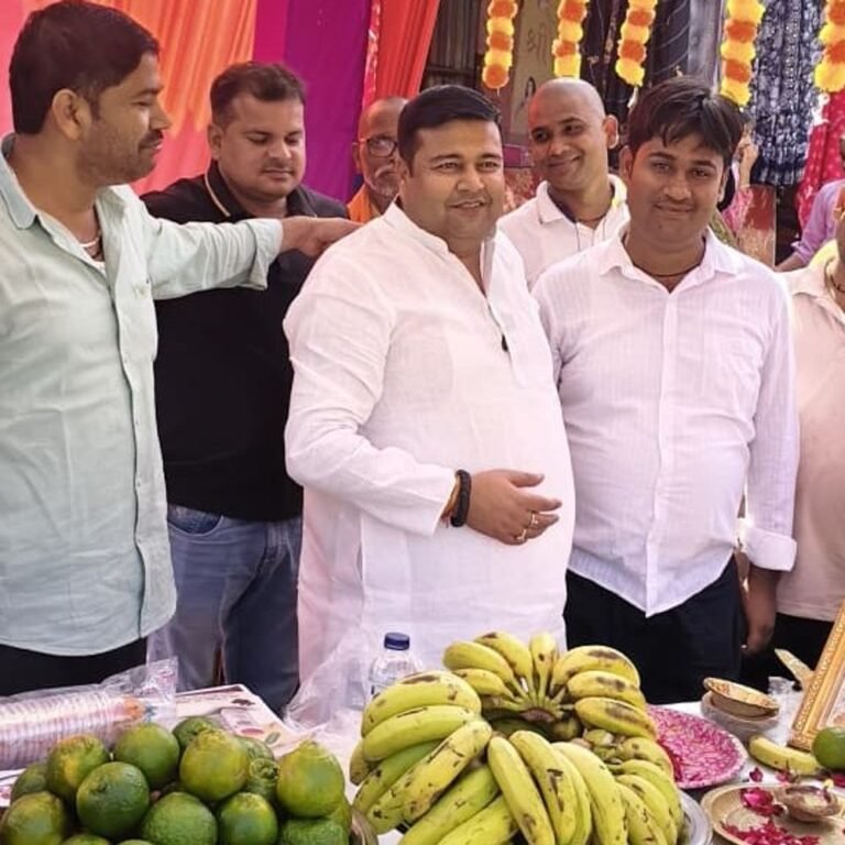 पनियरा में 9 दिन का मुफ्त फल वितरण शुरू:शारदीय नवरात्र पर ब्लॉक प्रमुख वेद प्रकाश शुक्ल ने किया शुभारंभ