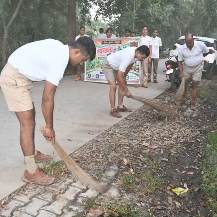 बलरामपुर में 50वीं वाहिनी एसएसबी परिसर में चला स्वच्छता अभियान:स्पेशल कैंपेन 6.0 और 'स्वच्छता ही सेवा' के तहत कार्मिकों व परिजनों को किया जागरूक