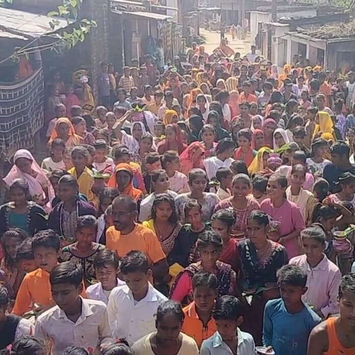 बहराइच में कलश यात्रा के साथ नवरात्र महापर्व शुरू:25 साल से गांव में हो रहा दुर्गा पूजा का आयोजन