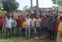 Bahraich News:18 दिन से बिजली गुल, ग्रामीणों ने जाम किया हाईवे – Power Out For 18 Days; Villagers Block Highway Bahraich News:18 दिन से बिजली गुल, ग्रामीणों ने जाम किया हाईवे - Power Out For 18 Days; Villagers Block Highway