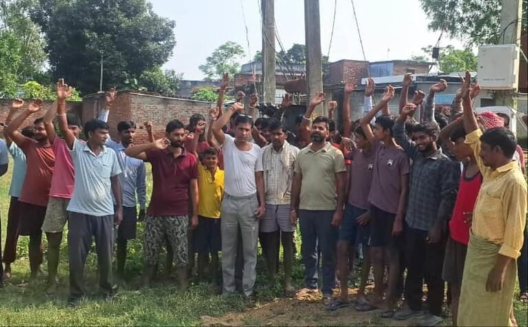 Bahraich News:18 दिन से बिजली गुल, ग्रामीणों ने जाम किया हाईवे – Power Out For 18 Days; Villagers Block Highway