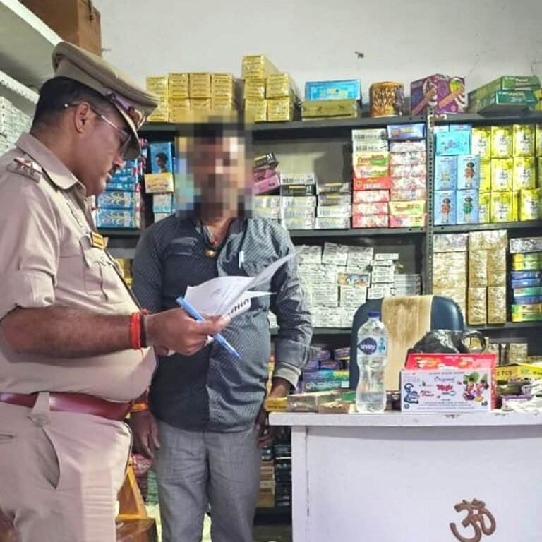 सोनहा पुलिस ने आतिशबाजी की दुकानों का निरीक्षण किया:थानाध्यक्ष महेश सिंह ने दुकानदारों को सुरक्षा नियम मानने और लोगों से सावधानी बरतने की अपील की