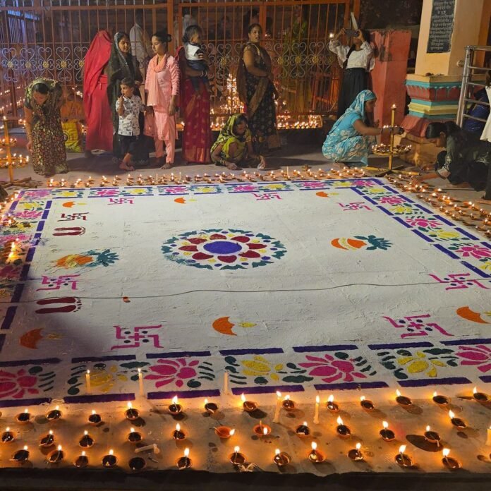 गालापुर महाकाली मंदिर में सवा दो लाख दीपों से दीपोत्सव:डीएम-एसपी ने किया शुभारंभ, आस्था का जनसैलाब उमड़ा, सुरक्षा के कड़े इंतजाम रहे