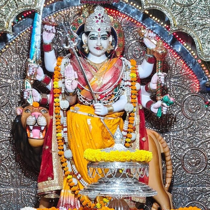bdde6dc0-f87f-4081-80b1-d17e4dd60493_1791862416069.jpg देवीपाटन शक्तिपीठ में मां चंद्रघंटा के दर्शन को उमड़ी भीड़:नवरात्रि के तीसरे दिन सुबह से लगी कतार, जयकारों से गूंजा मंदिर परिसर