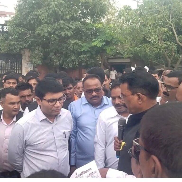 जमुनहा में वकीलों ने तहसील के सामने जाम लगाया:एसडीएम के आश्वासन पर प्रदर्शन खत्म, राज्यपाल को ज्ञापन भेजा; 12 अक्टूबर से रजिस्ट्री और राजस्व न्यायालयों का बहिष्कार