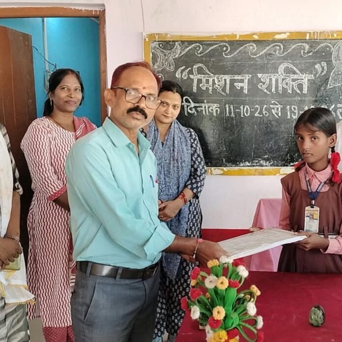 मिशनशक्ति में अंजली बनीं एक दिन की प्रधानाध्यापिका:उन्होंने कक्षाओं का निरीक्षण कर स्वच्छता और गुणवत्तापूर्ण भोजन पर जोर दिया