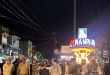 नानपारा में ASP ने पुलिस बल के साथ किया फ्लैग:नवरात्रि और त्योहारों के मद्देनजर सुरक्षा व्यवस्था का लिया जायजा, दिए कड़े निर्देश नानपारा में ASP ने पुलिस बल के साथ किया फ्लैग:नवरात्रि और त्योहारों के मद्देनजर सुरक्षा व्यवस्था का लिया जायजा, दिए कड़े निर्देश
