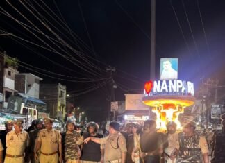 नानपारा में ASP ने पुलिस बल के साथ किया फ्लैग:नवरात्रि और त्योहारों के मद्देनजर सुरक्षा व्यवस्था का लिया जायजा, दिए कड़े निर्देश नानपारा में ASP ने पुलिस बल के साथ किया फ्लैग:नवरात्रि और त्योहारों के मद्देनजर सुरक्षा व्यवस्था का लिया जायजा, दिए कड़े निर्देश