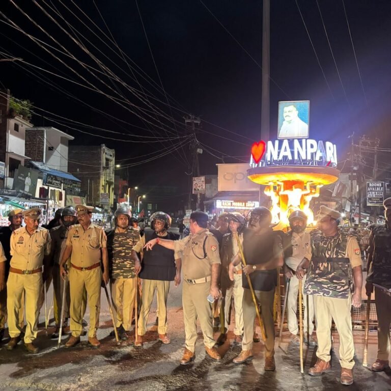 नानपारा में ASP ने पुलिस बल के साथ किया फ्लैग:नवरात्रि और त्योहारों के मद्देनजर सुरक्षा व्यवस्था का लिया जायजा, दिए कड़े निर्देश