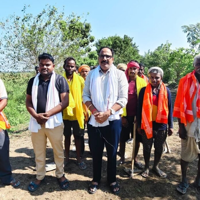मिहींपुरवा में रोजगार सृजन दिवस पर श्रमिकों को मिला सम्मान:बीडीओ विजय कुमार सिंह और ब्लॉक प्रमुख अभिषेक वर्मा ने बांटे अंगवस्त्र