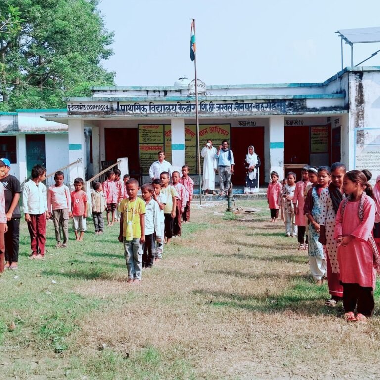 बिराहिमपुर स्कूल में मनाई गई गांधी जयंती:समाजसेवी ने ध्वजारोहण किया, बच्चों ने जयकारे लगाए
