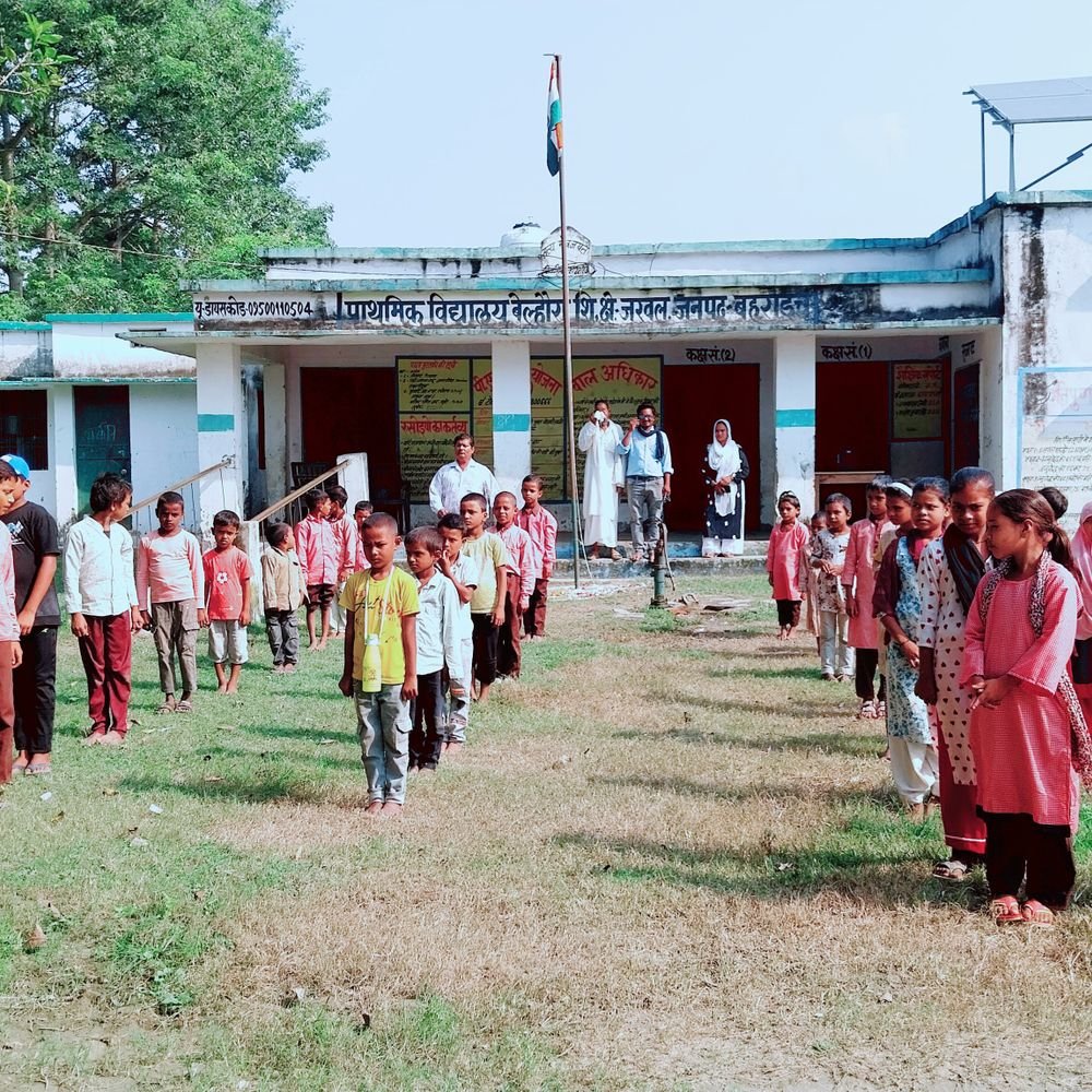 बिराहिमपुर स्कूल में मनाई गई गांधी जयंती:समाजसेवी ने ध्वजारोहण किया, बच्चों ने जयकारे लगाए