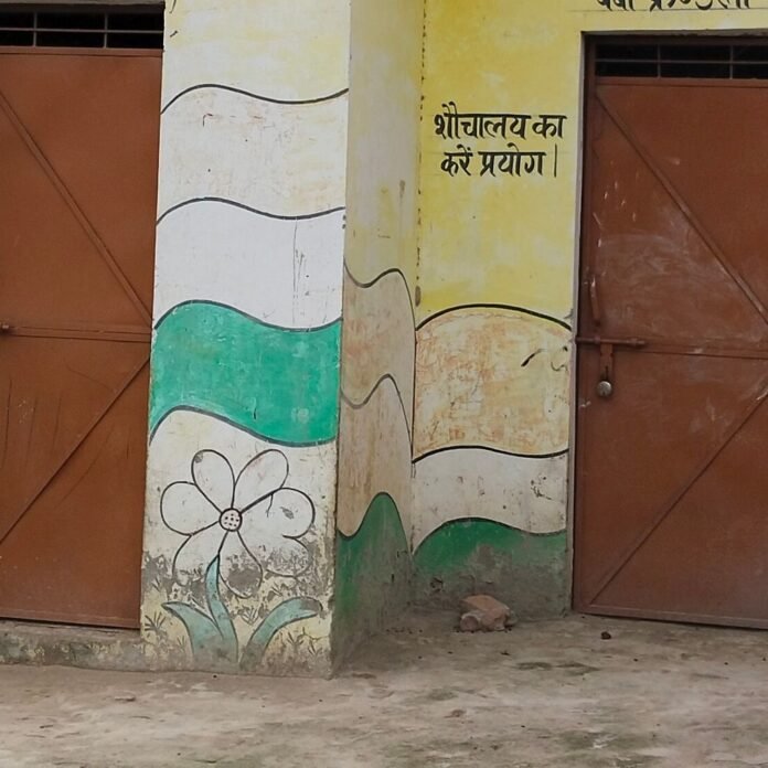 अलाउद्दीनपुर में सरकारी शौचालय बंद, सेफ्टी टैंक भी खराब:ग्रामीणों ने प्रशासन से तत्काल चालू कराने और लापरवाही की जांच की मांग की