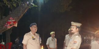 नवरात्रि पर अमड़ी पुल के पास सघन चेकिंग:पुलिस ने संदिग्ध वाहनों की तलाशी ली, बिना हेलमेट और काली फिल्म वाली गाड़ियों पर कार्रवाई की बात कही नवरात्रि पर अमड़ी पुल के पास सघन चेकिंग:पुलिस ने संदिग्ध वाहनों की तलाशी ली, बिना हेलमेट और काली फिल्म वाली गाड़ियों पर कार्रवाई की बात कही