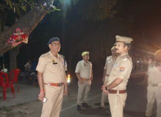 नवरात्रि पर अमड़ी पुल के पास सघन चेकिंग:पुलिस ने संदिग्ध वाहनों की तलाशी ली, बिना हेलमेट और काली फिल्म वाली गाड़ियों पर कार्रवाई की बात कही नवरात्रि पर अमड़ी पुल के पास सघन चेकिंग:पुलिस ने संदिग्ध वाहनों की तलाशी ली, बिना हेलमेट और काली फिल्म वाली गाड़ियों पर कार्रवाई की बात कही