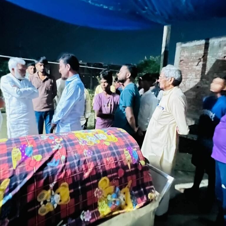बिजली की चपेट में आने से नौजवान की मौत:साउघाट में जिला पंचायत अध्यक्ष संजय चौधरी ने परिजनों से मिलकर जताया शोक