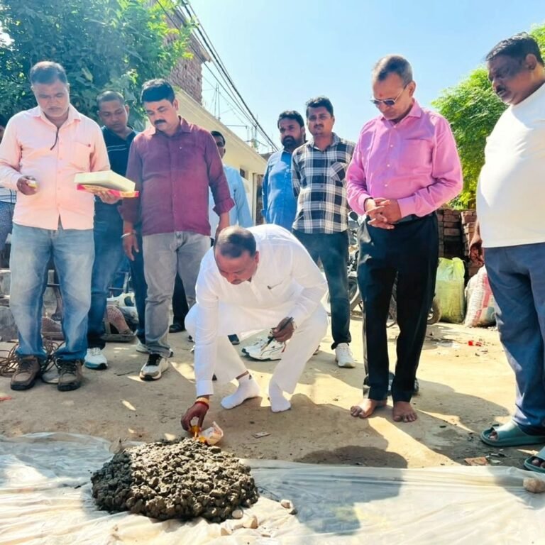 सिसवा में विकास कार्यों को मिली गति:सुभाष नगर में RCC रोड और नाली निर्माण का शुभारंभ, दुर्गा प्रतिमा व लक्ष्मी-गणेश विसर्जन जुलूस का रास्ता होगा सुगम