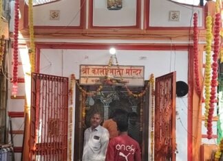 मिहीपुरवा के काली माता मंदिर में उमड़ी श्रद्धालुओं की भीड़:चतुर्थ नवरात्रि पर बड़ी बाजार स्थित मंदिर में दिखा आस्था का सैलाब मिहीपुरवा के काली माता मंदिर में उमड़ी श्रद्धालुओं की भीड़:चतुर्थ नवरात्रि पर बड़ी बाजार स्थित मंदिर में दिखा आस्था का सैलाब