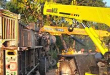 बस्ती-अयोध्या मार्ग पर अनियंत्रित कंटेनर पलटा:ड्राइवर घायल, NHAI और पुलिस ने यातायात सामान्य कराया बस्ती-अयोध्या मार्ग पर अनियंत्रित कंटेनर पलटा:ड्राइवर घायल, NHAI और पुलिस ने यातायात सामान्य कराया