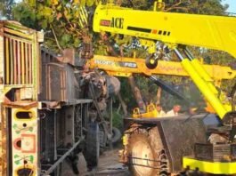 बस्ती-अयोध्या मार्ग पर अनियंत्रित कंटेनर पलटा:ड्राइवर घायल, NHAI और पुलिस ने यातायात सामान्य कराया