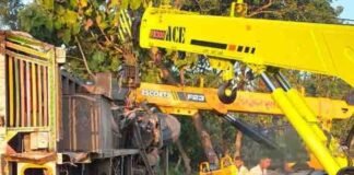 बस्ती-अयोध्या मार्ग पर अनियंत्रित कंटेनर पलटा:ड्राइवर घायल, NHAI और पुलिस ने यातायात सामान्य कराया बस्ती-अयोध्या मार्ग पर अनियंत्रित कंटेनर पलटा:ड्राइवर घायल, NHAI और पुलिस ने यातायात सामान्य कराया