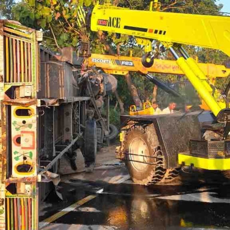 बस्ती-अयोध्या मार्ग पर अनियंत्रित कंटेनर पलटा:ड्राइवर घायल, NHAI और पुलिस ने यातायात सामान्य कराया