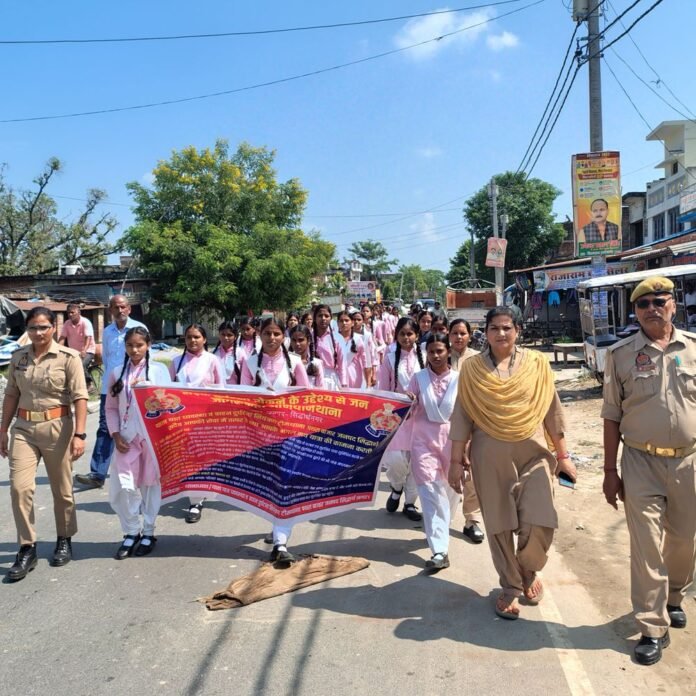 मिशन शक्ति अभियान में छात्राओं को ट्रैफिक का प्रशिक्षण:पुलिस ने पैदल मार्च किया और वाहनों पर रिफ्लेक्टिव टेप लगाए