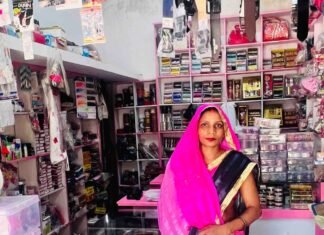 संजू ने 14 समूह बनाकर 180 महिलाओं को आत्मनिर्भर बनाया:पावड़ में एक लाख का लोन लेकर खोली कॉस्मेटिक दुकान, गांव की महिलाएं भी सीख रहीं हुनर संजू ने 14 समूह बनाकर 180 महिलाओं को आत्मनिर्भर बनाया:पावड़ में एक लाख का लोन लेकर खोली कॉस्मेटिक दुकान, गांव की महिलाएं भी सीख रहीं हुनर