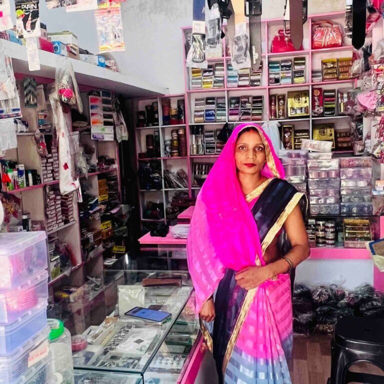 संजू ने 14 समूह बनाकर 180 महिलाओं को आत्मनिर्भर बनाया:पावड़ में एक लाख का लोन लेकर खोली कॉस्मेटिक दुकान, गांव की महिलाएं भी सीख रहीं हुनर