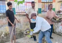 इकौना में गांधी-शास्त्री जयंती पर चला स्वच्छता अभियान:सेवा संकल्प अभियान के तहत नगर पंचायत के अधिकारियों, कर्मचारियों ने की सफाई