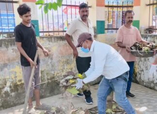 इकौना में गांधी-शास्त्री जयंती पर चला स्वच्छता अभियान:सेवा संकल्प अभियान के तहत नगर पंचायत के अधिकारियों, कर्मचारियों ने की सफाई