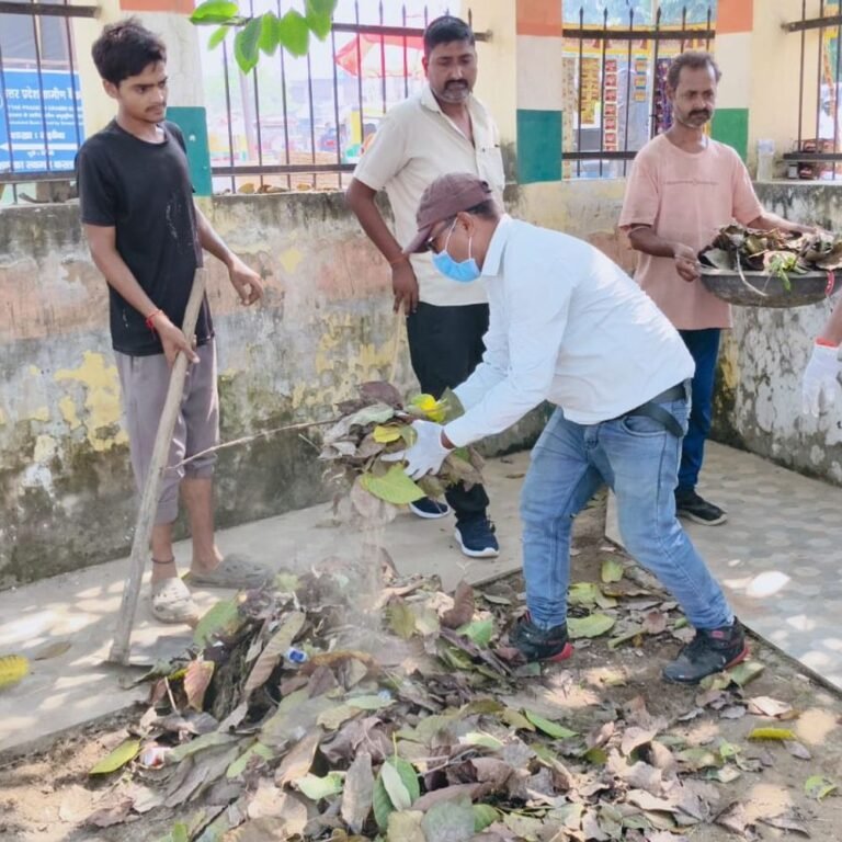 इकौना में गांधी-शास्त्री जयंती पर चला स्वच्छता अभियान:सेवा संकल्प अभियान के तहत नगर पंचायत के अधिकारियों, कर्मचारियों ने की सफाई