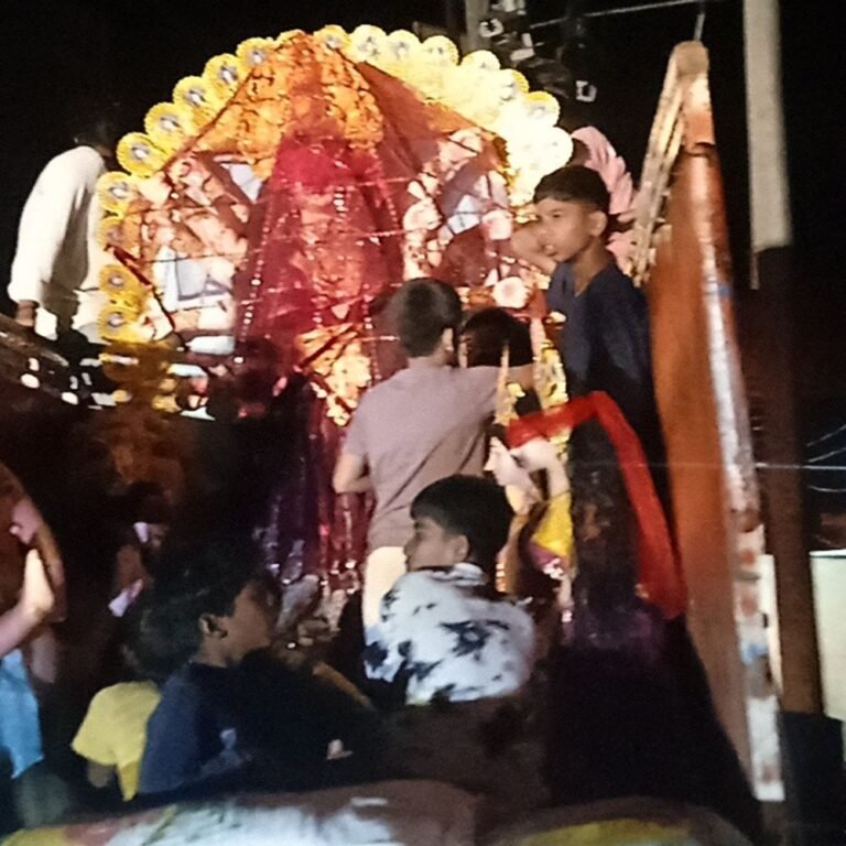 नासिरगंज में मां दुर्गा की प्रतिमा पहुंची, कल होगी स्थापना:शारदीय नवरात्रि की धूम, गाजे-बाजे के साथ हुआ भव्य स्वागत