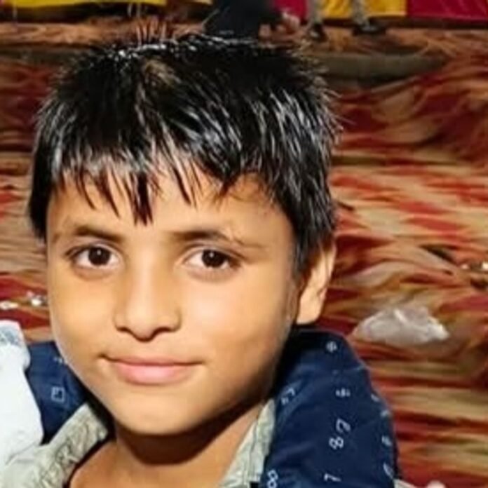 c7223b8b-6bdb-4f23-9103-999b314c043f_1791636781411.jpg 11 साल का बच्चा करंट की चपेट में आया:लालगंज में लापरवाही से हालत गंभीर, ग्रामीणों ने बिजली विभाग पर लगाए आरोप