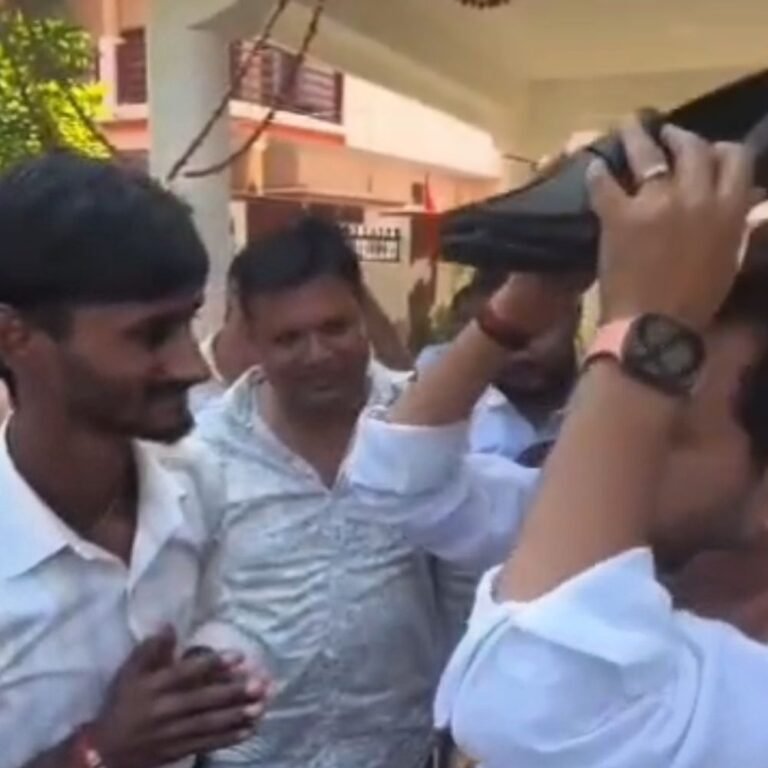 पहल सोसाइटी के संस्थापक ने सिर पर रखा जूता:बस्ती में कहा- 1000 करोड़ का इन्वेस्टमेंट लाने का  संकल्प लेता हूं, तभी जूते पहनूंगा