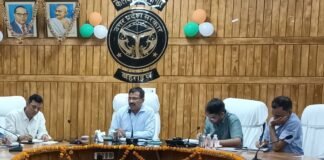 आंधी-बारिश से 4168 पोल, 474 ट्रांसफार्मर क्षतिग्रस्त:डीएम ने ग्रामीण इलाकों में जल्द बिजली सप्लाई बहाल करने के निर्देश दिए