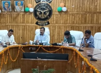 आंधी-बारिश से 4168 पोल, 474 ट्रांसफार्मर क्षतिग्रस्त:डीएम ने ग्रामीण इलाकों में जल्द बिजली सप्लाई बहाल करने के निर्देश दिए