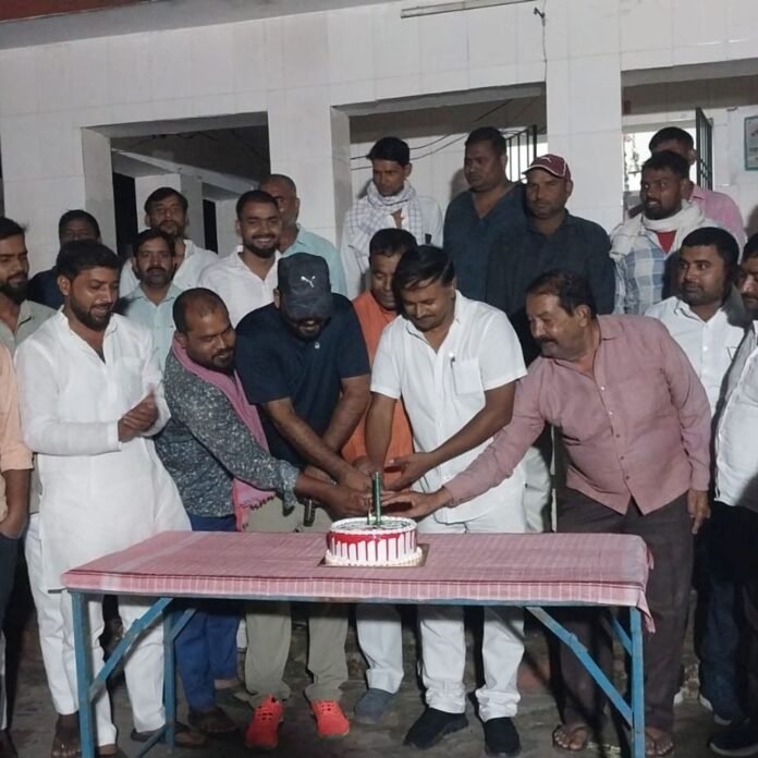 ब्लॉक प्रमुख के जन्मदिन पर भंडारा:सबई घीसा शिव मंदिर में लिट्टी-चोखा और खिचड़ी का प्रसाद बांटा