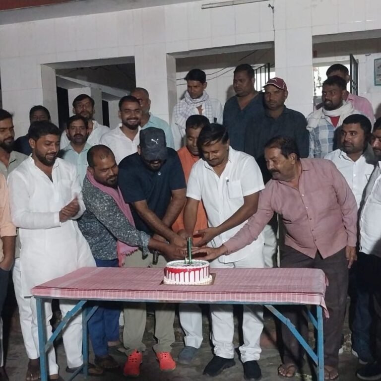 ब्लॉक प्रमुख के जन्मदिन पर भंडारा:सबई घीसा शिव मंदिर में लिट्टी-चोखा और खिचड़ी का प्रसाद बांटा